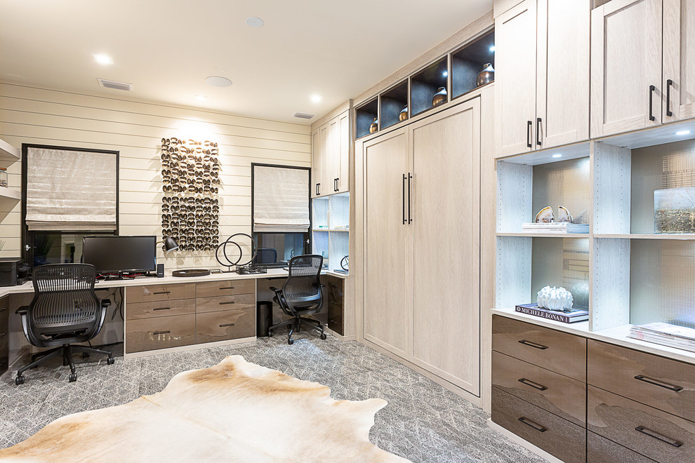 Diseño de despacho clásico renovado grande sin chimenea con paredes blancas, escritorio independiente y suelo gris