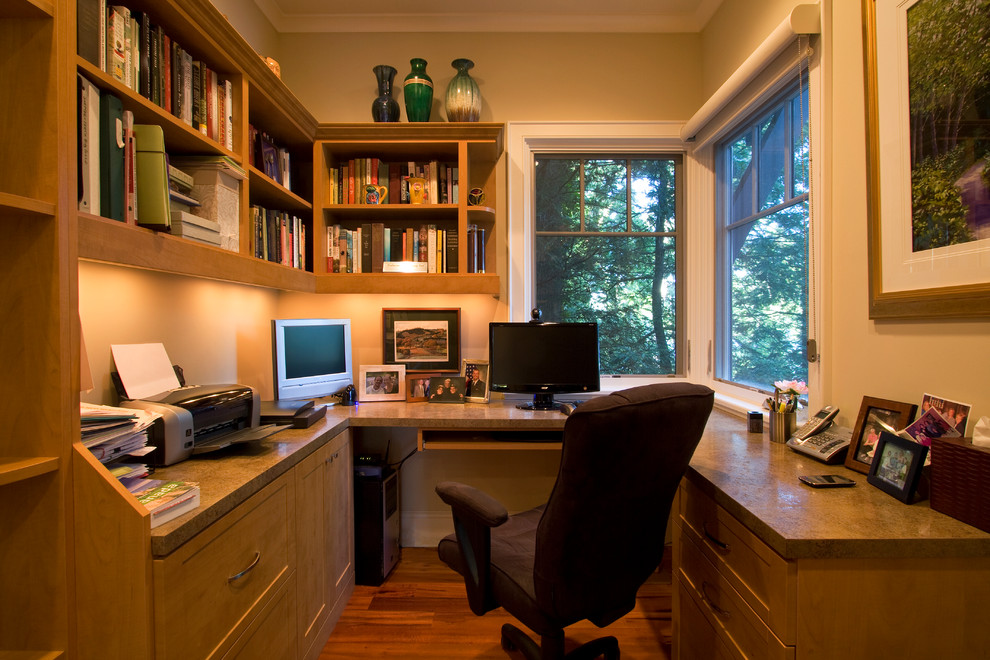 Ejemplo de despacho tradicional renovado de tamaño medio con paredes beige, suelo de madera en tonos medios y escritorio empotrado