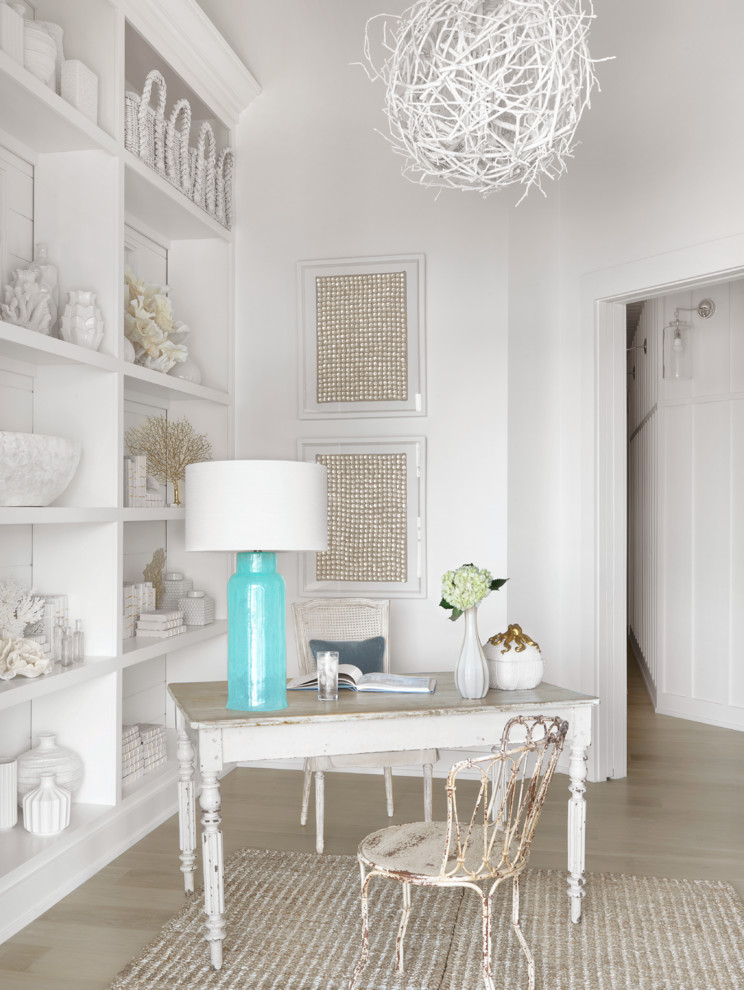 Idée de décoration pour un bureau marin avec un mur blanc, parquet clair et un bureau indépendant.