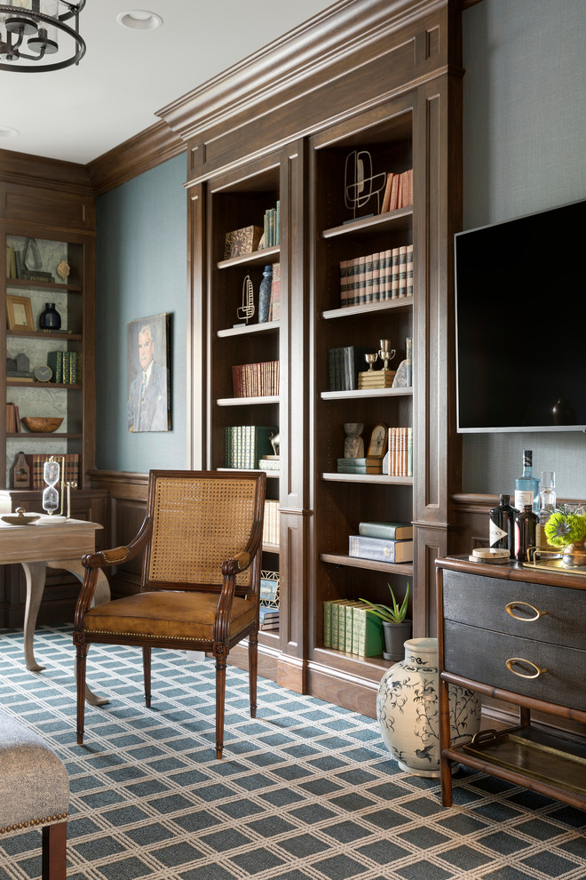 На фото: кабинет в классическом стиле с серыми стенами, ковровым покрытием и отдельно стоящим рабочим столом