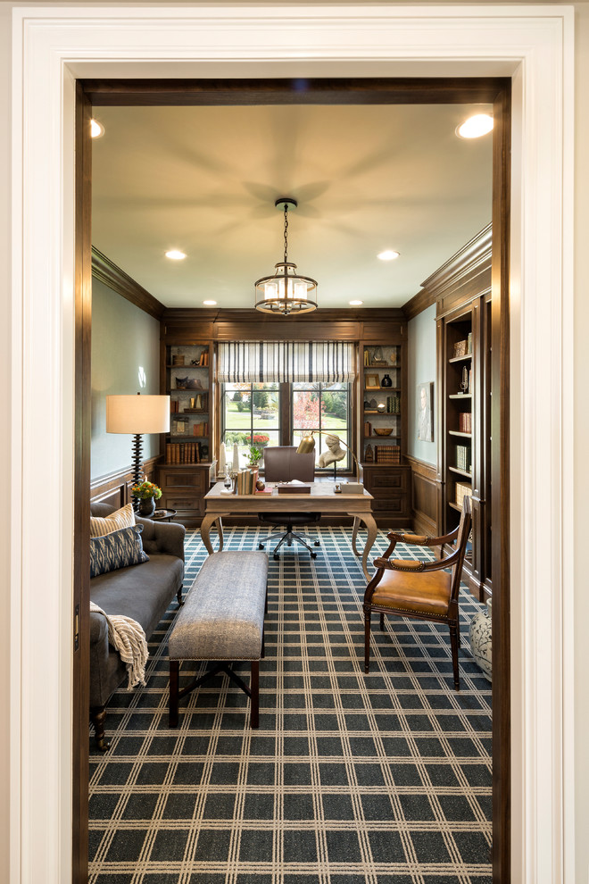 ミネアポリスにある高級な広いトラディショナルスタイルのおしゃれな書斎 (グレーの壁、カーペット敷き、暖炉なし、自立型机、マルチカラーの床) の写真