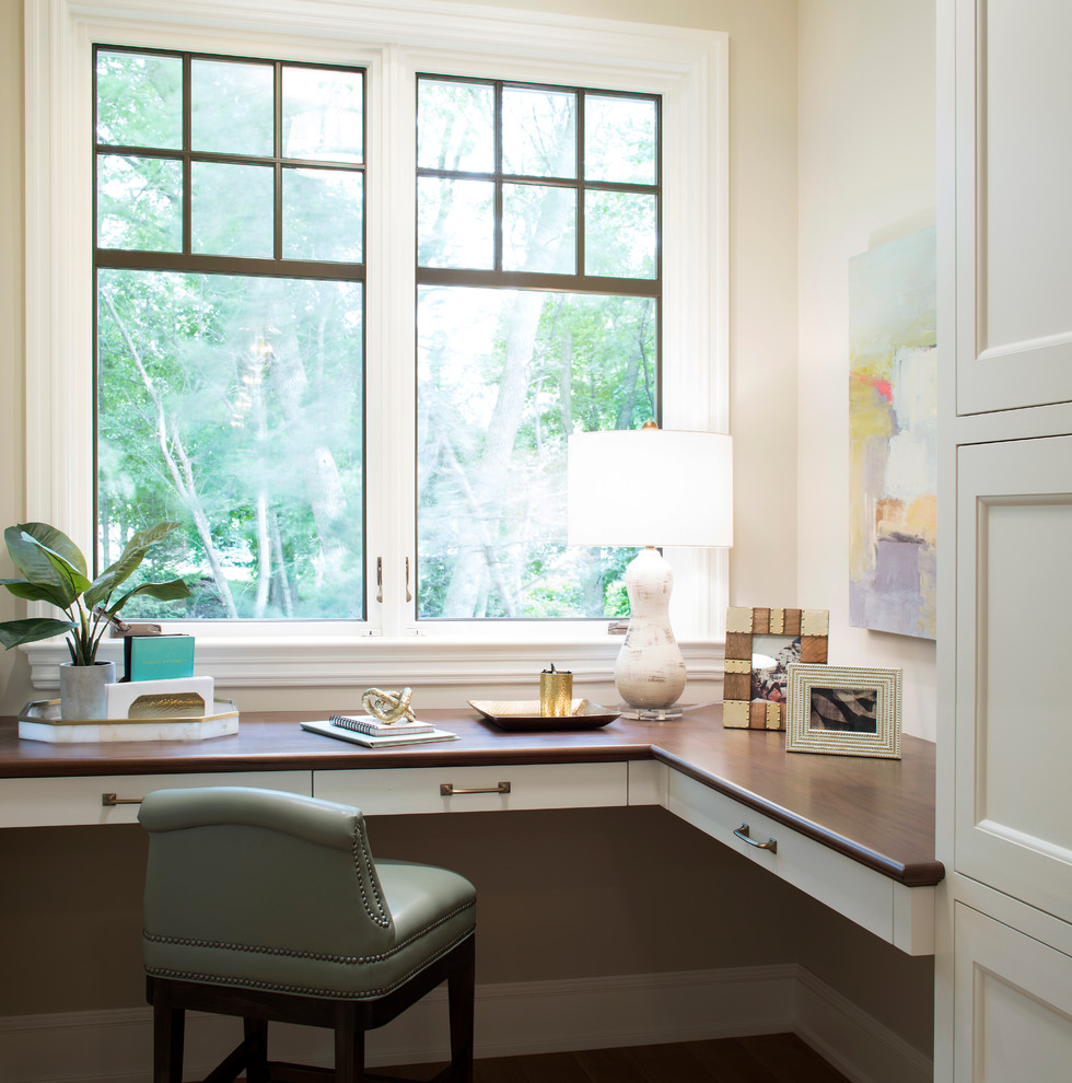 Idéer för ett mellanstort klassiskt arbetsrum, med beige väggar och ett inbyggt skrivbord