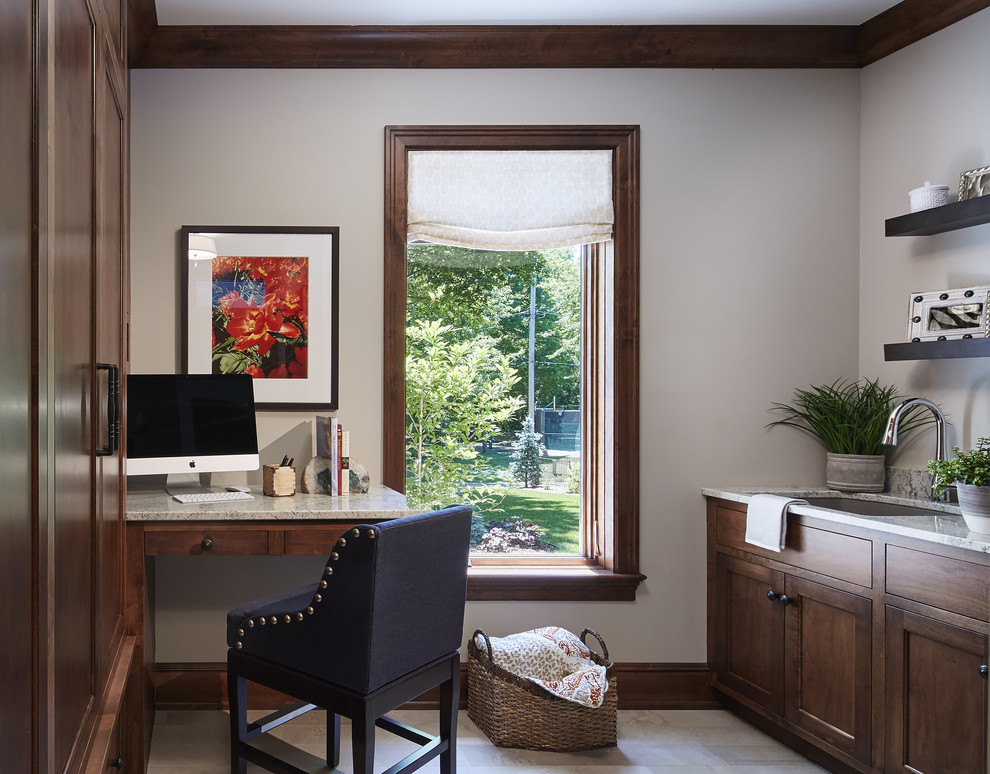 Imagen de despacho tradicional renovado pequeño con paredes beige y suelo de baldosas de porcelana
