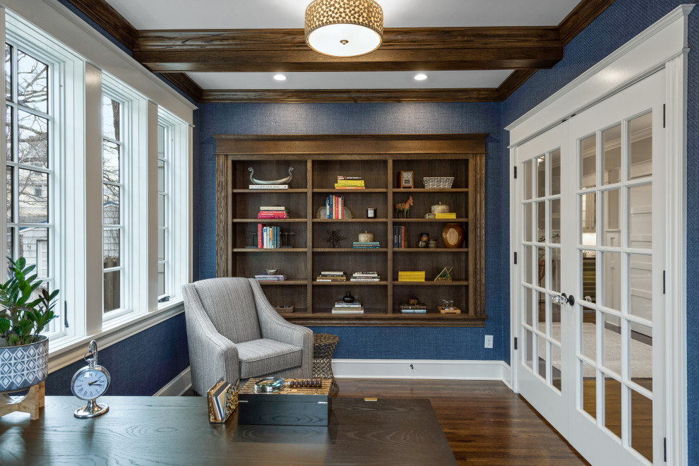 На фото: кабинет в морском стиле с синими стенами, темным паркетным полом, коричневым полом и балками на потолке без камина