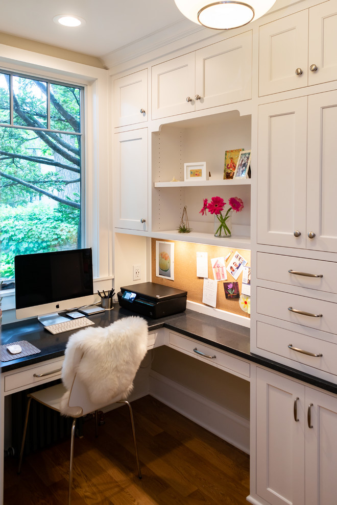 Idéer för små vintage arbetsrum, med beige väggar, mellanmörkt trägolv, ett inbyggt skrivbord och brunt golv