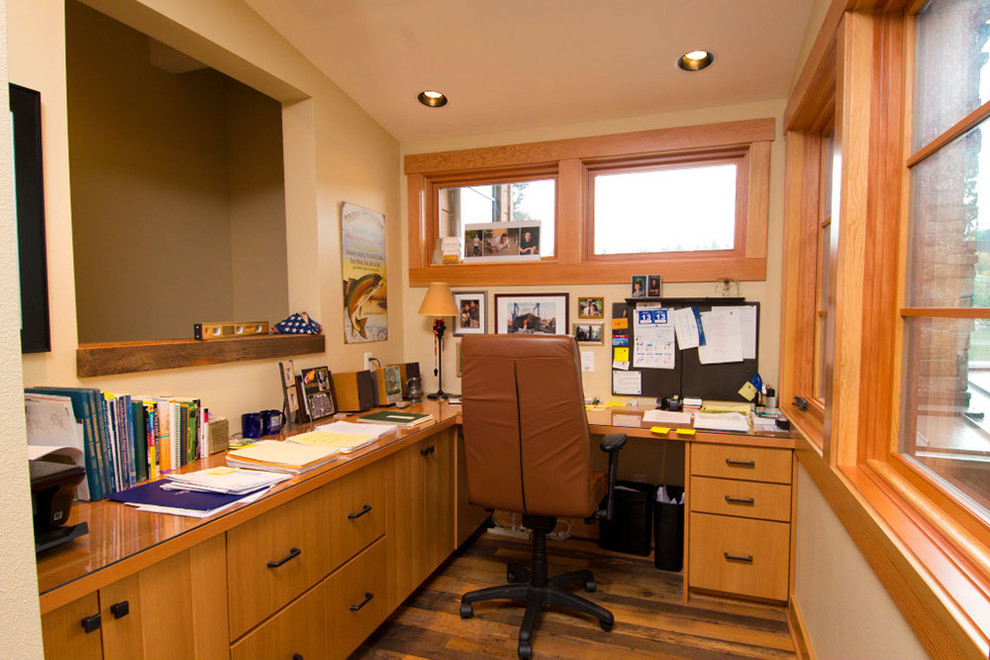 Aménagement d'un bureau éclectique avec un mur beige et un bureau intégré.