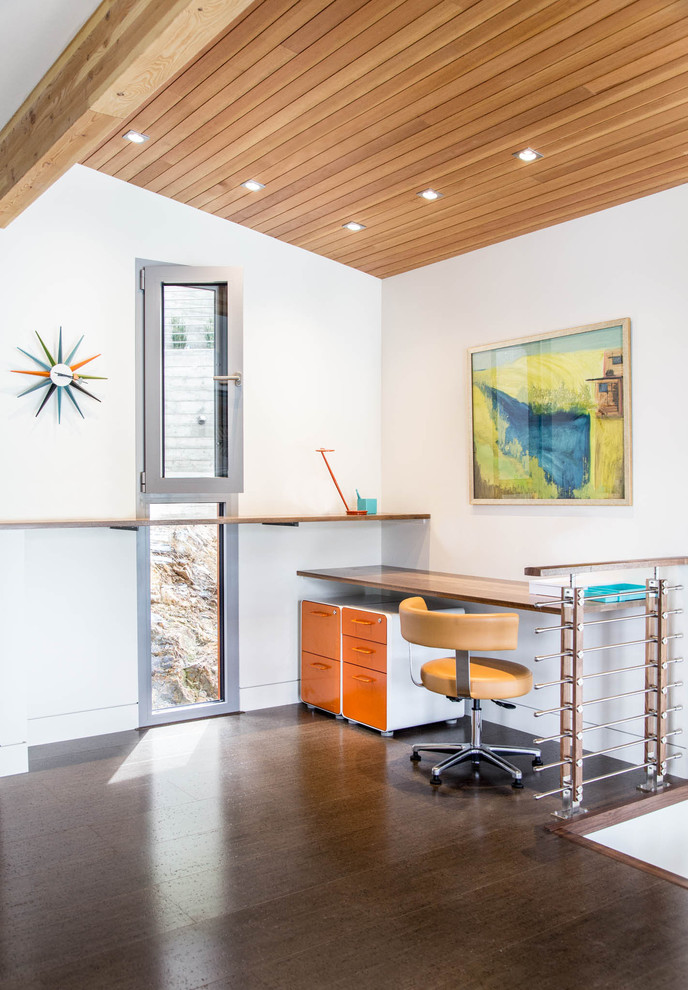 Idée de décoration pour un petit bureau vintage avec un mur blanc, parquet foncé, un bureau intégré et un sol marron.