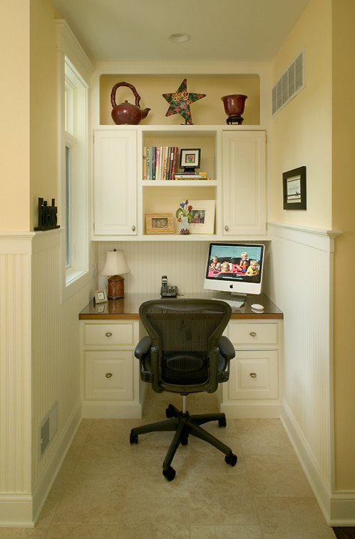 Cette photo montre un grand bureau chic avec un mur beige, moquette et un bureau intégré.