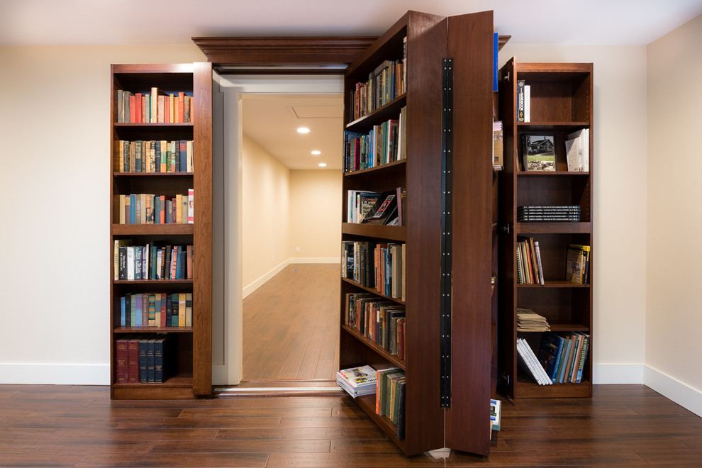 Idéer för att renovera ett mellanstort amerikanskt hemmabibliotek, med vita väggar och mörkt trägolv