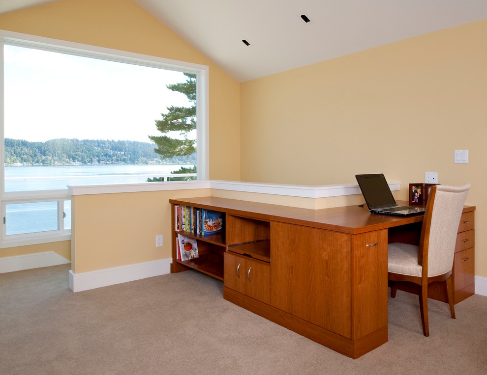 Cette image montre un petit bureau design avec un mur jaune, moquette et un bureau intégré.