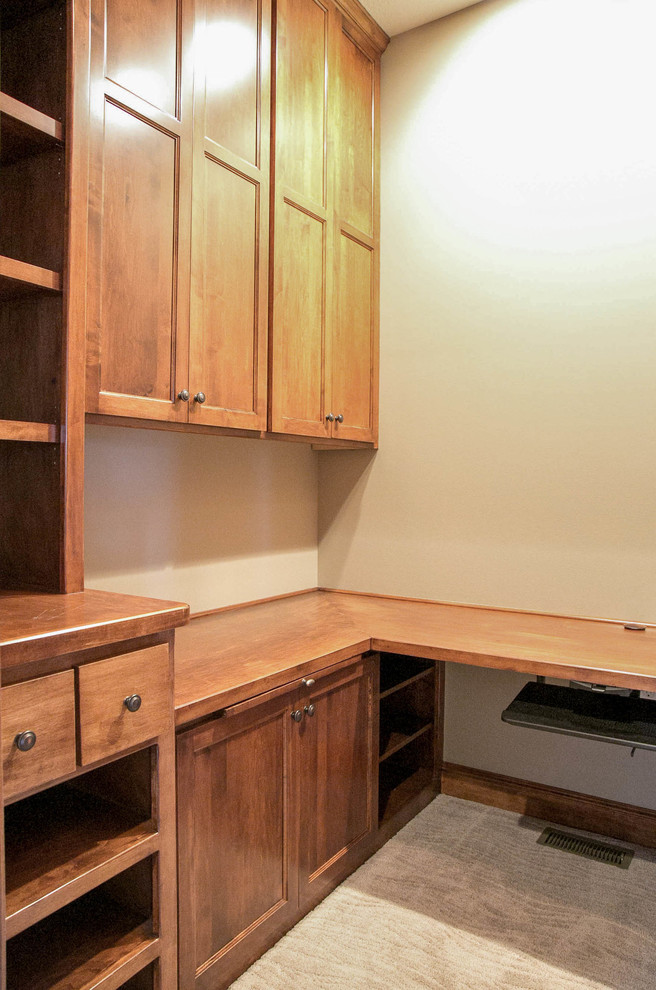 Klassisches Arbeitszimmer ohne Kamin mit Arbeitsplatz, beiger Wandfarbe, Teppichboden und Einbau-Schreibtisch in Minneapolis