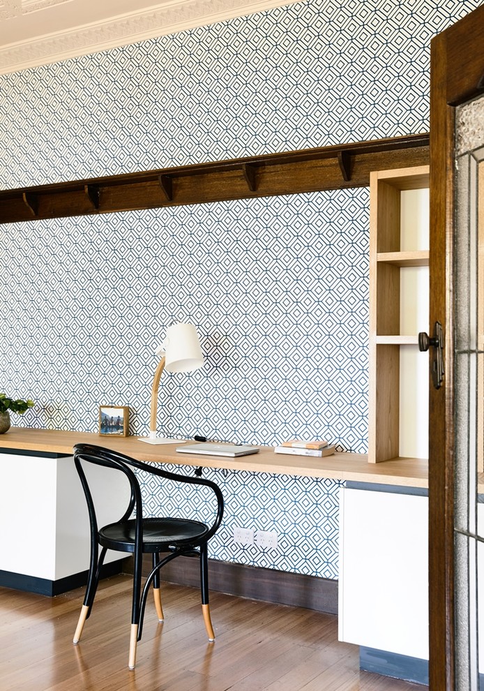 他の地域にある北欧スタイルのおしゃれなホームオフィス・書斎 (青い壁、淡色無垢フローリング、自立型机) の写真