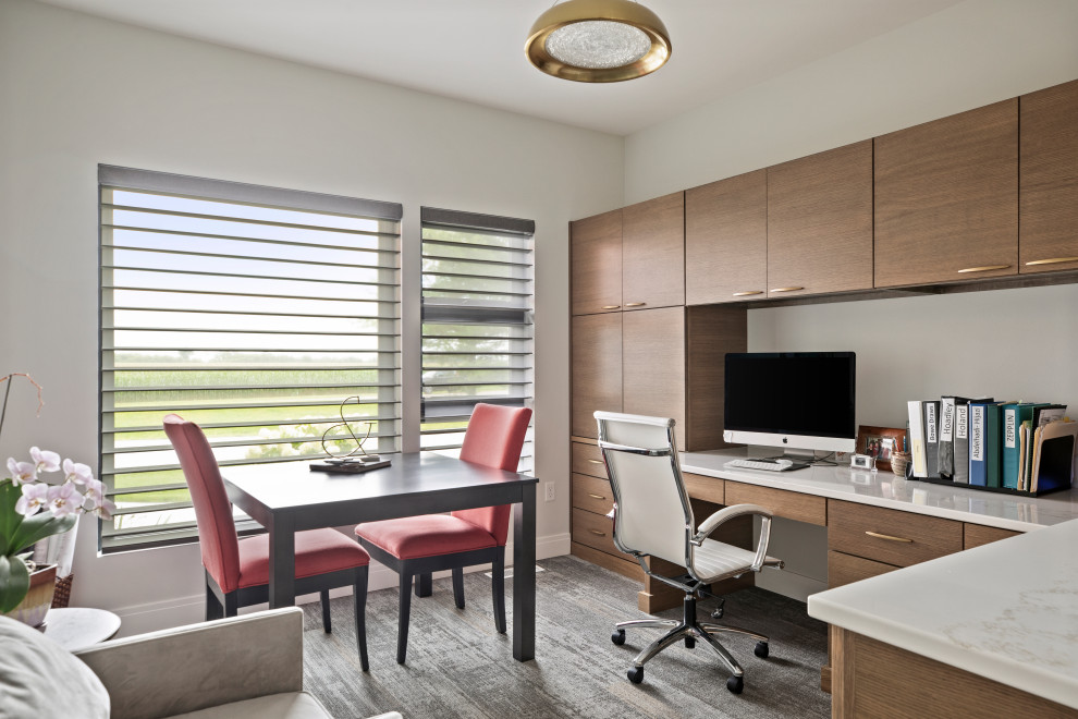 Foto de despacho actual de tamaño medio sin chimenea con paredes blancas, moqueta, escritorio empotrado y suelo gris