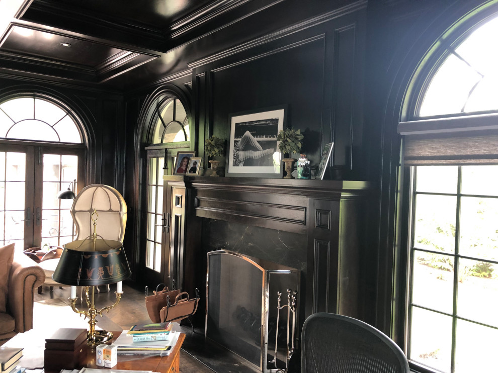 シカゴにあるラグジュアリーな巨大なトラディショナルスタイルのおしゃれなホームオフィス・書斎 (ライブラリー、茶色い壁、濃色無垢フローリング、標準型暖炉、木材の暖炉まわり、自立型机、茶色い床) の写真