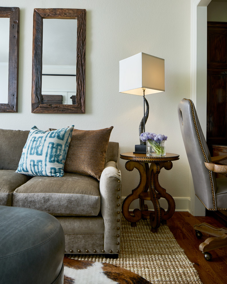 Mittelgroßes Klassisches Lesezimmer mit beiger Wandfarbe, braunem Holzboden, Einbau-Schreibtisch und braunem Boden in Sonstige