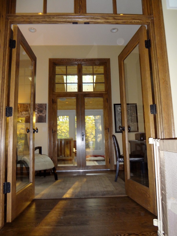 Imagen de despacho clásico renovado con paredes beige, suelo de madera en tonos medios y escritorio independiente