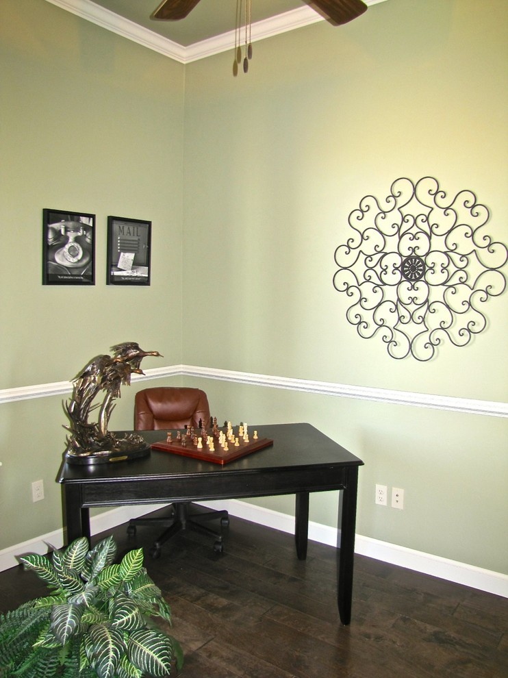 Ejemplo de despacho tradicional renovado de tamaño medio con paredes beige y escritorio independiente