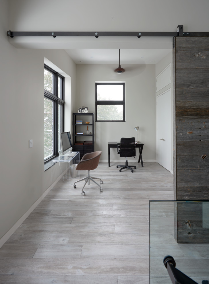 Mittelgroßes Modernes Arbeitszimmer ohne Kamin mit grauer Wandfarbe, hellem Holzboden und freistehendem Schreibtisch in Toronto