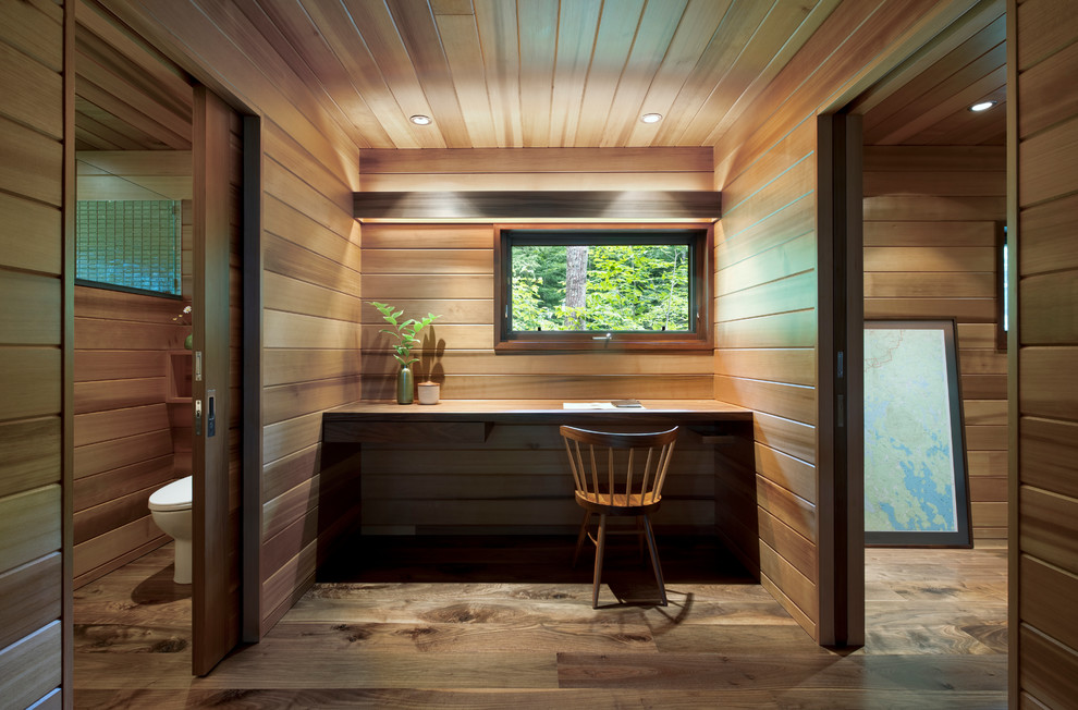 Inspiration pour un bureau chalet avec un mur marron, un sol en bois brun, un bureau intégré et un sol marron.