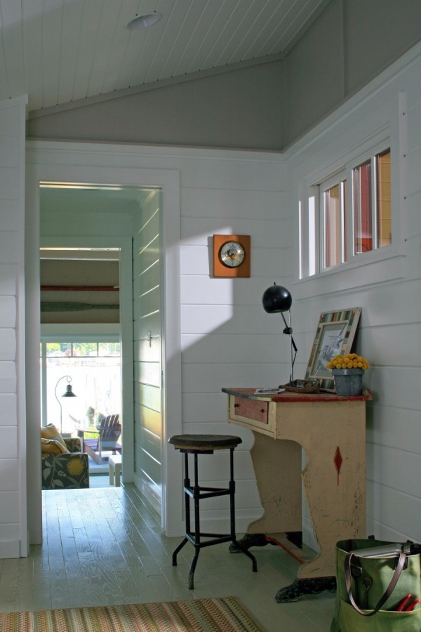 Cette image montre un bureau marin avec un mur blanc, parquet peint, un bureau indépendant, un sol gris, un plafond en lambris de bois et du lambris de bois.