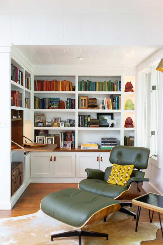 Ispirazione per uno studio chic con libreria, pareti bianche, pavimento in legno massello medio, scrivania incassata, pavimento marrone e soffitto in perlinato