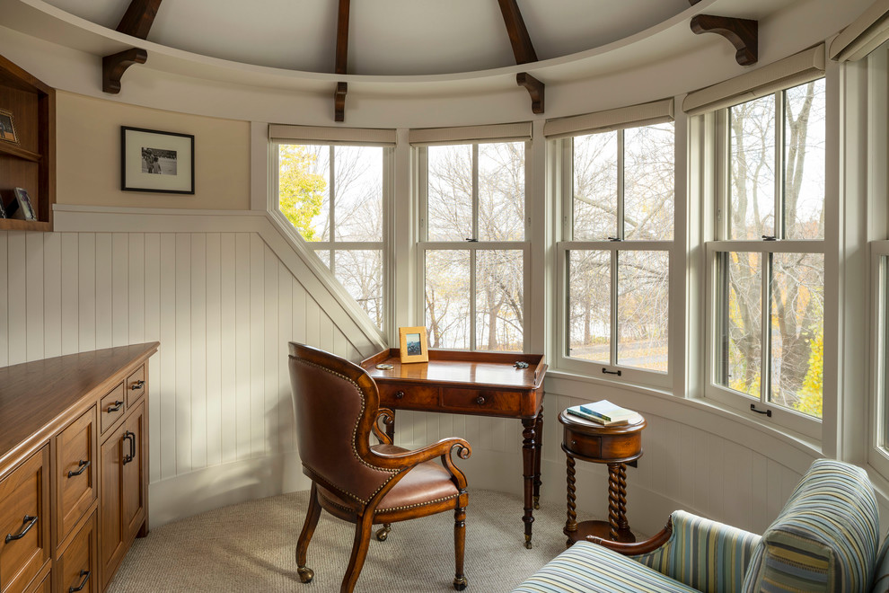 Inspiration pour un petit bureau traditionnel avec moquette, un bureau indépendant, un sol beige et un mur beige.