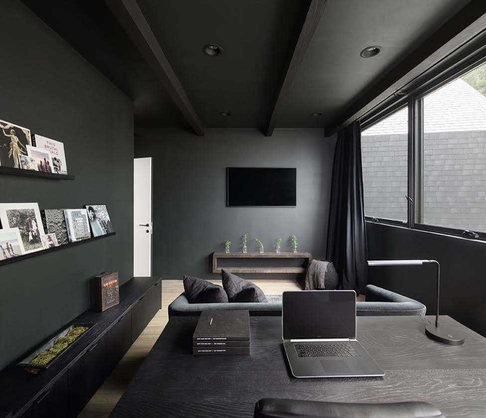 Свежая идея для дизайна: большой кабинет в стиле модернизм с черными стенами, светлым паркетным полом, отдельно стоящим рабочим столом и бежевым полом без камина - отличное фото интерьера