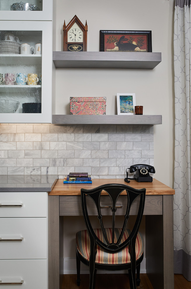グランドラピッズにある低価格の小さなトランジショナルスタイルのおしゃれなホームオフィス・書斎 (茶色い床、ベージュの壁、濃色無垢フローリング、暖炉なし、造り付け机) の写真