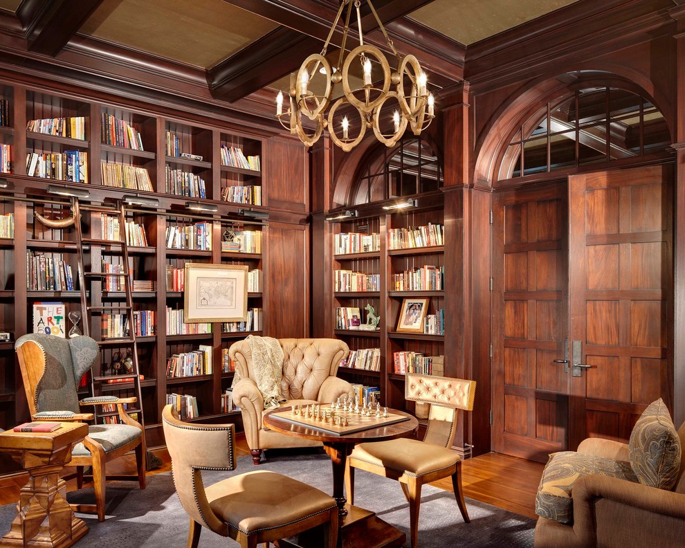 Klassisches Lesezimmer ohne Kamin mit braunem Holzboden und freistehendem Schreibtisch in Chicago