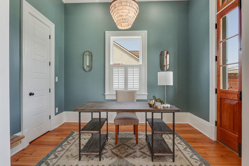 На фото: кабинет в стиле кантри с синими стенами, паркетным полом среднего тона, отдельно стоящим рабочим столом и коричневым полом
