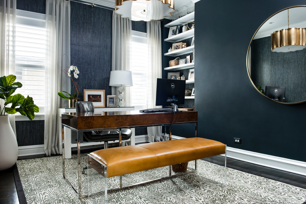 Esempio di un ufficio minimalista di medie dimensioni con pareti blu, parquet scuro, scrivania autoportante e pavimento marrone