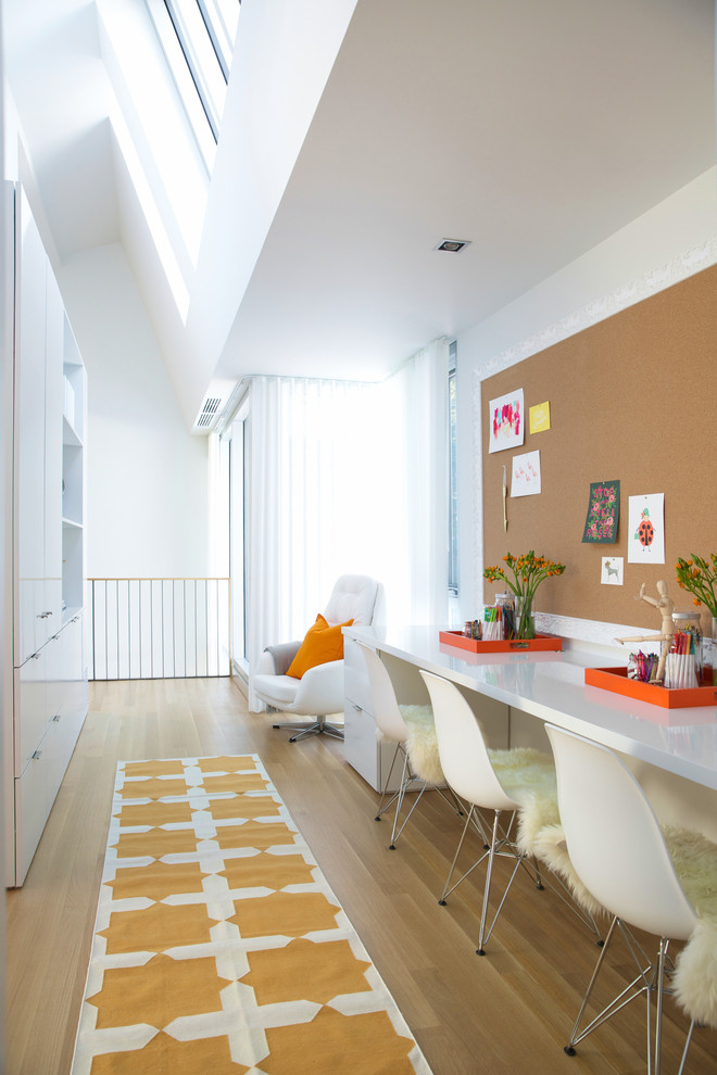 カルガリーにあるコンテンポラリースタイルのおしゃれなホームオフィス・書斎 (白い壁、淡色無垢フローリング) の写真