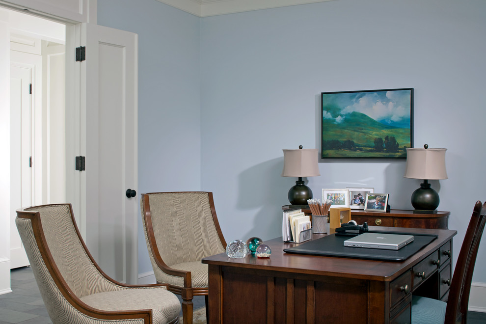 Idee per un grande ufficio tradizionale con pareti blu, parquet scuro e scrivania autoportante