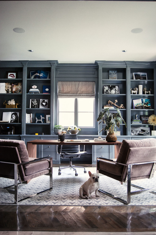 Стильный дизайн: кабинет в стиле неоклассика (современная классика) с серыми стенами, темным паркетным полом и отдельно стоящим рабочим столом - последний тренд