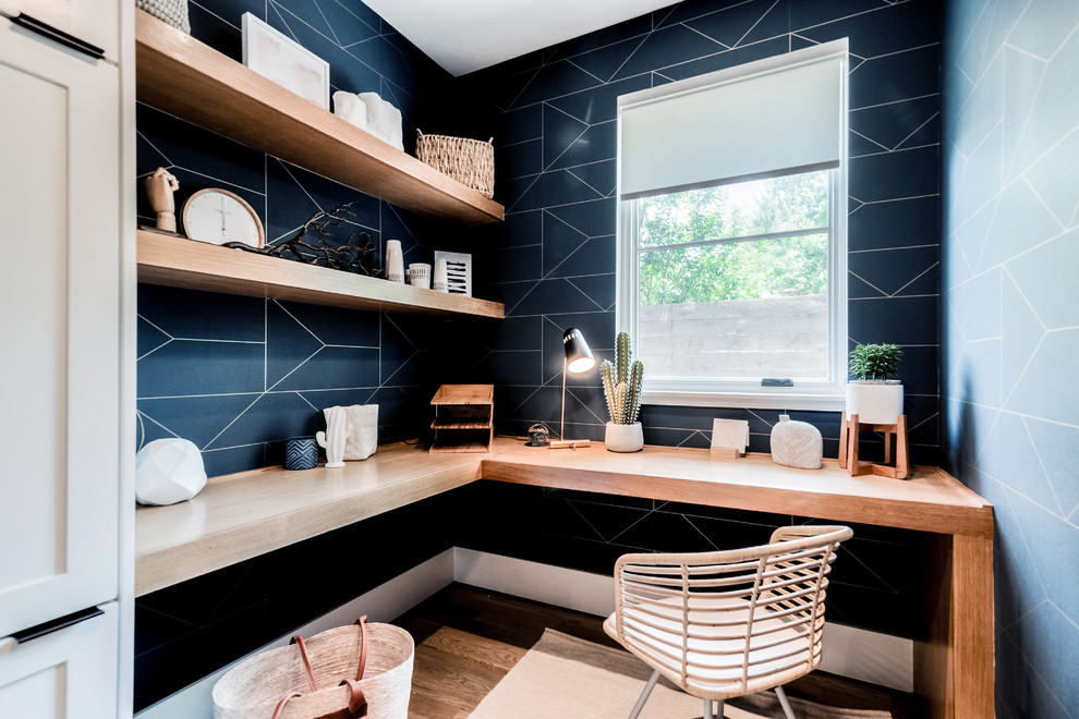 ダラスにある高級な小さなコンテンポラリースタイルのおしゃれな書斎 (造り付け机、青い壁、淡色無垢フローリング、暖炉なし) の写真