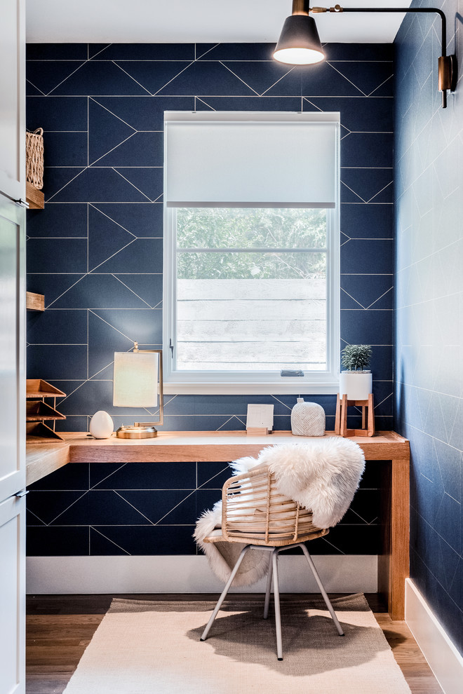 Kleines Modernes Arbeitszimmer ohne Kamin mit blauer Wandfarbe, hellem Holzboden und Einbau-Schreibtisch in Dallas