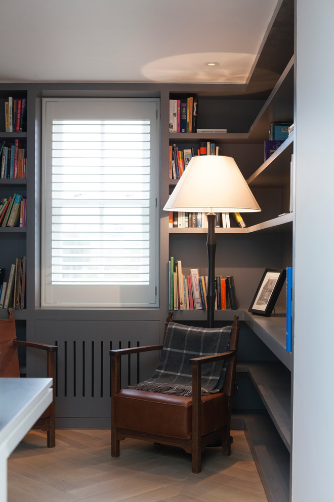 Ejemplo de despacho clásico pequeño sin chimenea con paredes grises y suelo de madera en tonos medios