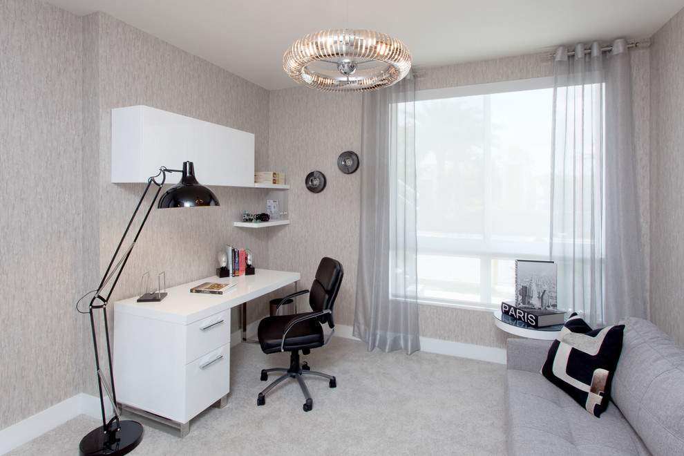 Ejemplo de despacho minimalista pequeño sin chimenea con moqueta y escritorio independiente