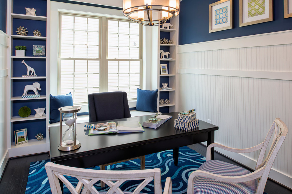 ワシントンD.C.にあるビーチスタイルのおしゃれな書斎 (濃色無垢フローリング、自立型机、青い壁) の写真