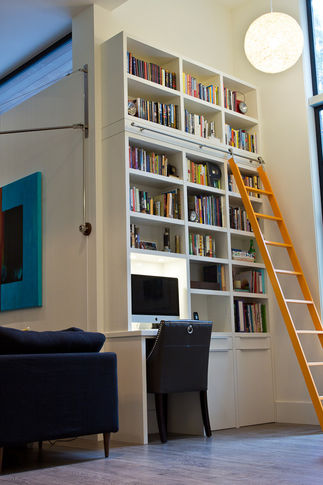 バンクーバーにあるコンテンポラリースタイルのおしゃれなホームオフィス・書斎の写真