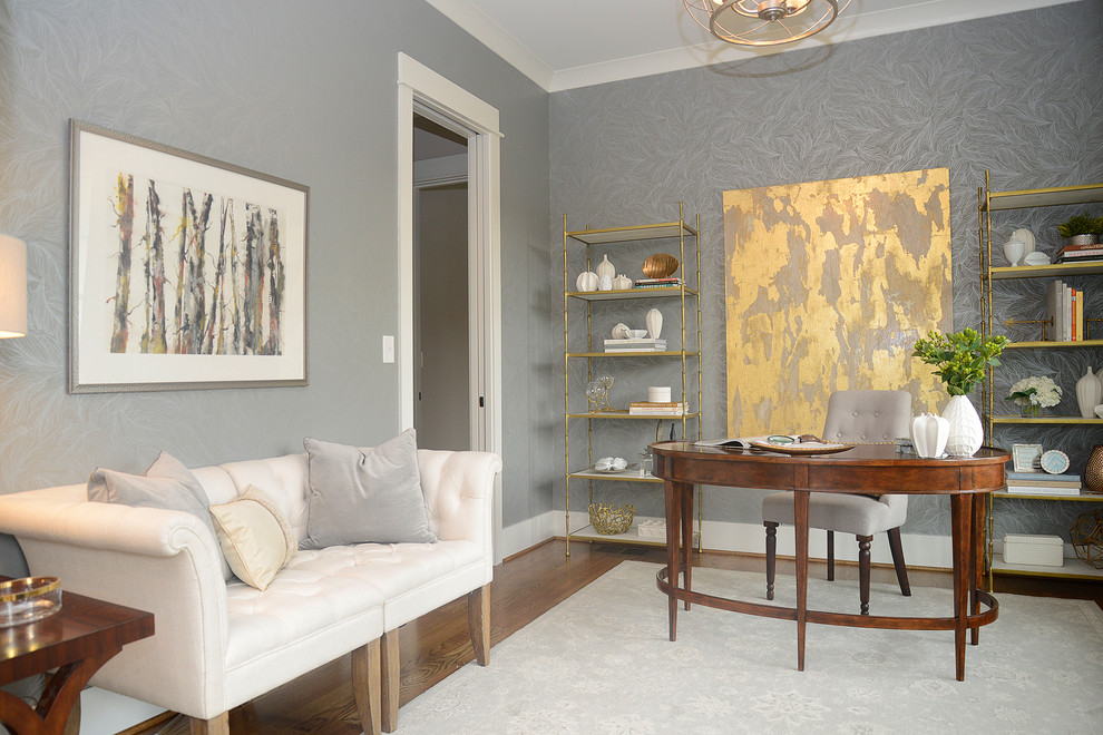 Cette photo montre un bureau chic de taille moyenne avec un mur gris, un sol en bois brun et un bureau indépendant.