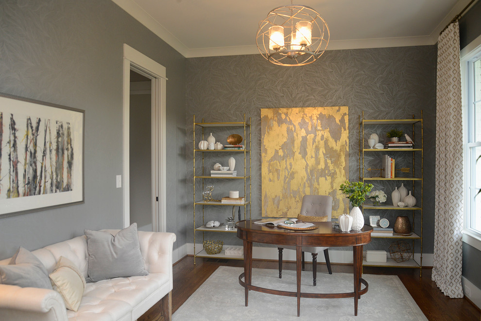 Ejemplo de despacho clásico renovado de tamaño medio con paredes grises, suelo de madera en tonos medios, escritorio independiente y suelo marrón
