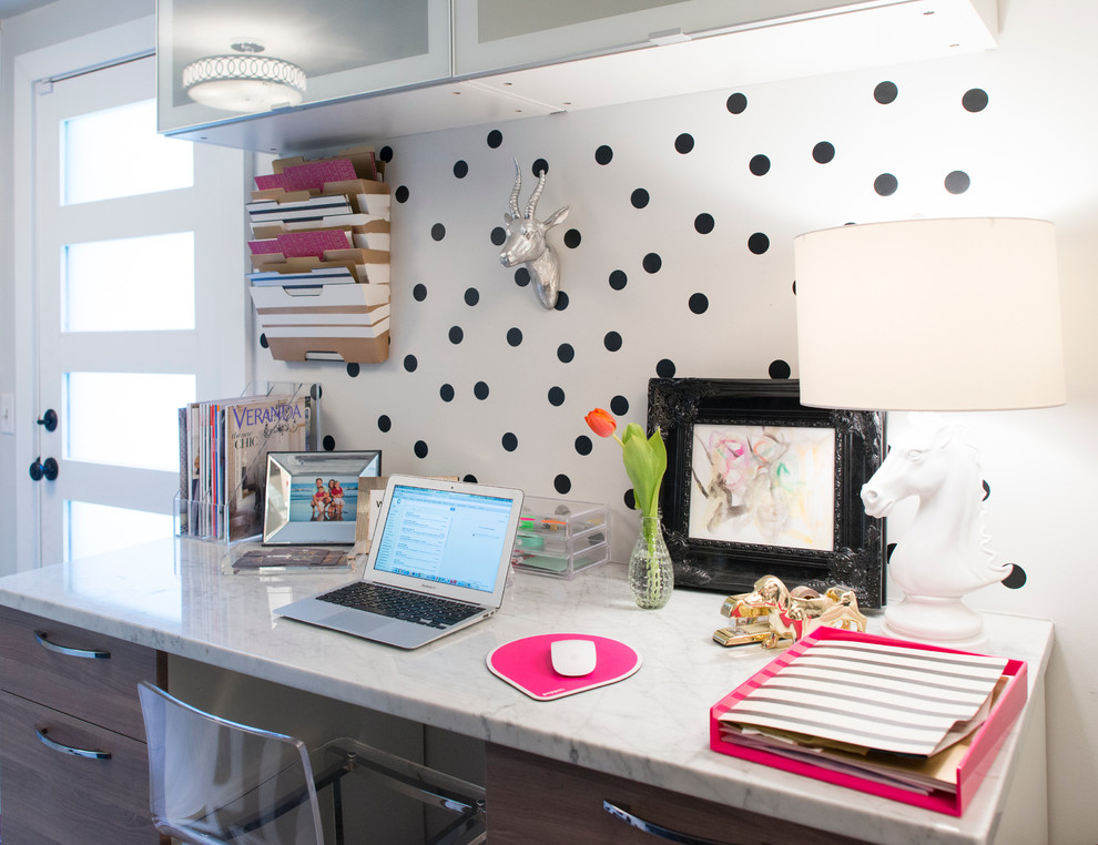 Aménagement d'un petit bureau contemporain avec un mur blanc et un bureau indépendant.