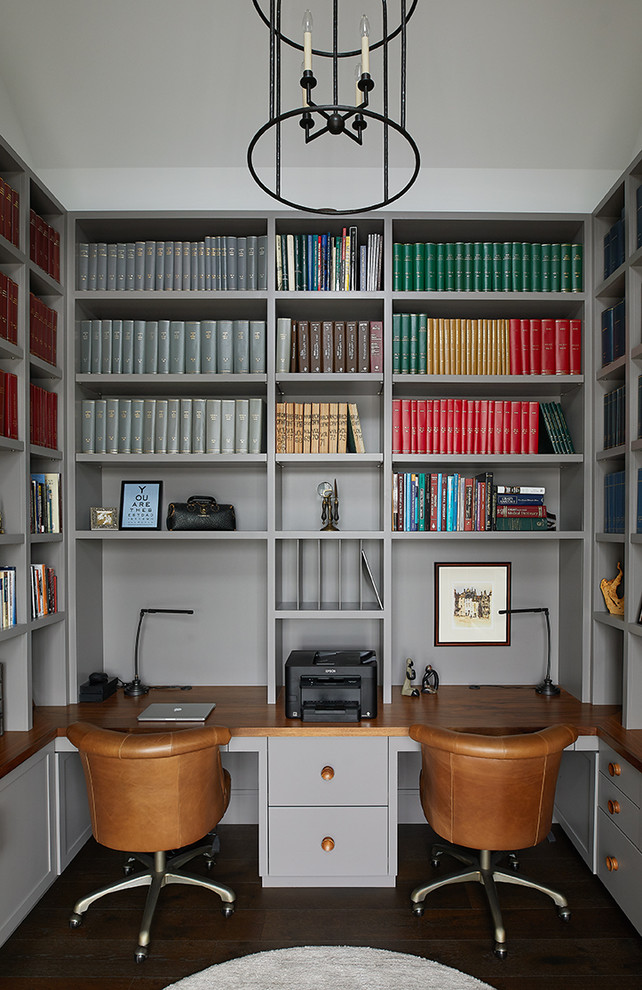 グランドラピッズにあるトランジショナルスタイルのおしゃれな書斎 (濃色無垢フローリング、造り付け机、茶色い床、暖炉なし、グレーの壁) の写真