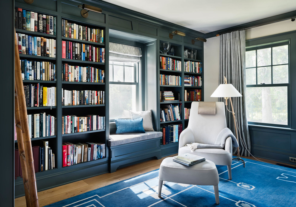 Inspiration pour un grand bureau marin avec une bibliothèque ou un coin lecture, un mur jaune, parquet clair, un bureau indépendant et un sol bleu.