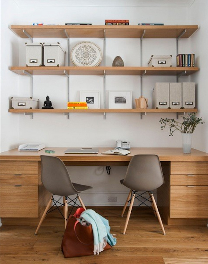Bild på ett litet vintage arbetsrum, med vita väggar, mellanmörkt trägolv, ett inbyggt skrivbord och brunt golv