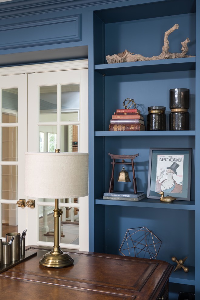 Inspiration pour un bureau traditionnel avec un mur bleu, parquet foncé, une cheminée standard, un manteau de cheminée en pierre et un bureau indépendant.