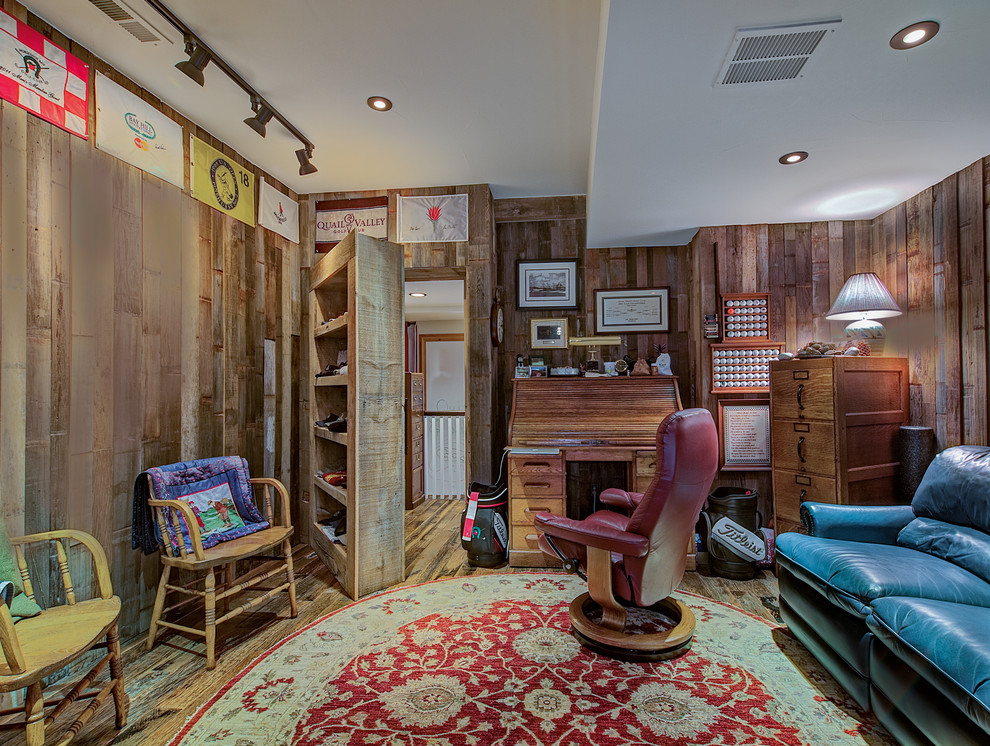 デンバーにあるトラディショナルスタイルのおしゃれな書斎 (茶色い壁、無垢フローリング、暖炉なし、自立型机) の写真
