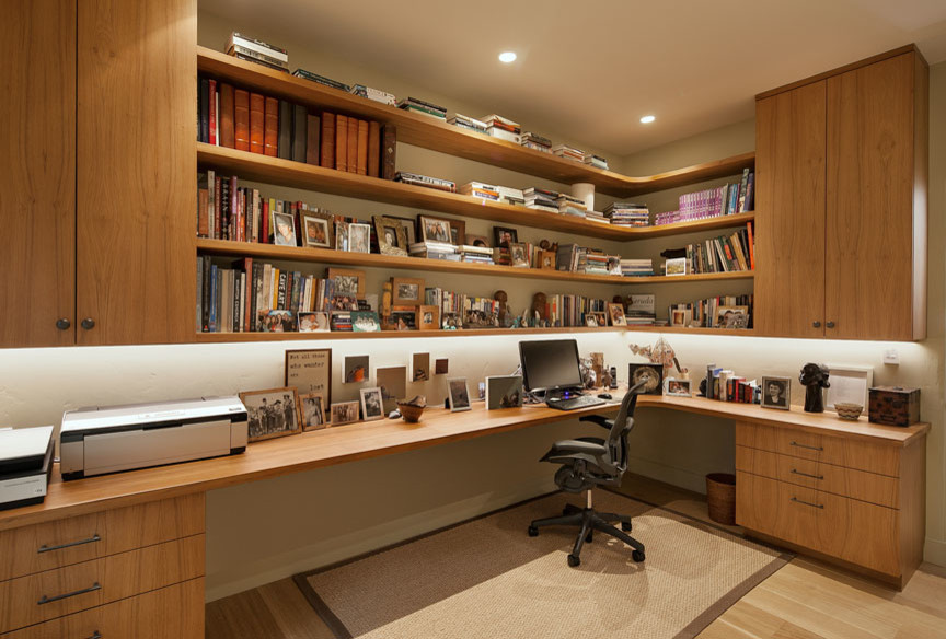 Cette image montre un grand bureau design avec un mur blanc, parquet clair, aucune cheminée et un bureau intégré.