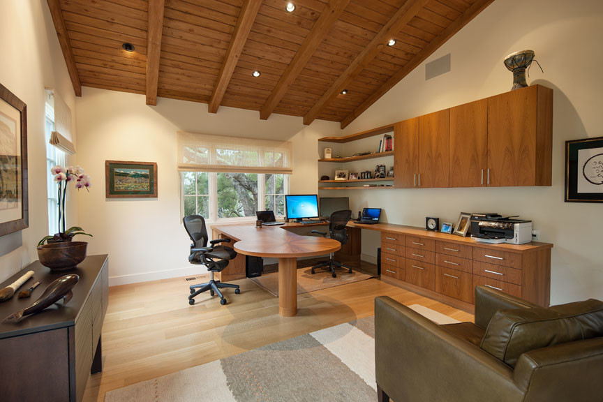 Großes Modernes Arbeitszimmer ohne Kamin mit weißer Wandfarbe, hellem Holzboden und Einbau-Schreibtisch in Santa Barbara